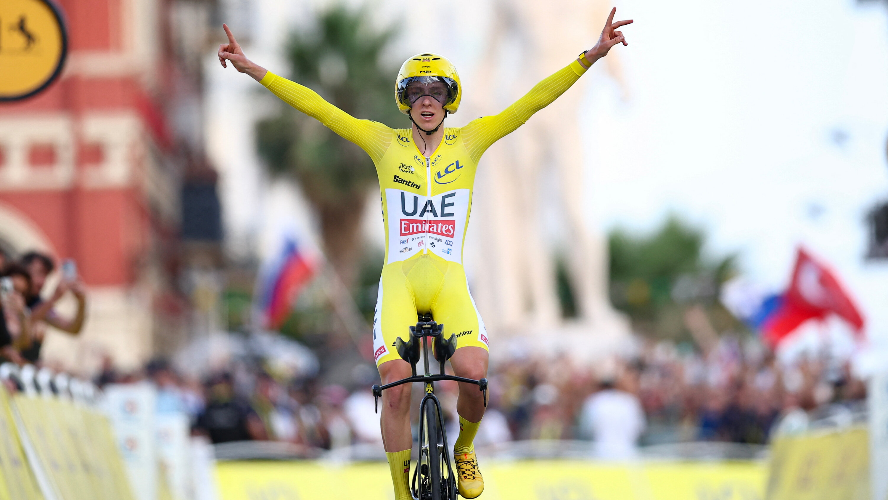 Tadej Pogacar Kembali ke Puncak, Memenangkan Tour de France